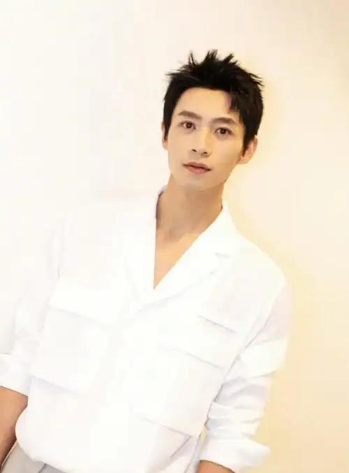 魏晨的爱情让人羡慕,如今当了爸爸,多了一丝沉稳