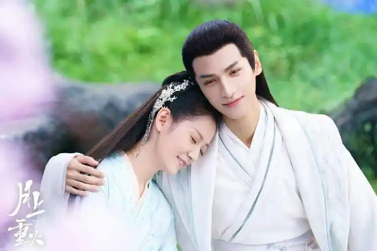 讲述重火宫少宫主重雪芝(陈钰琪 饰)与月上谷谷主上官透(罗云